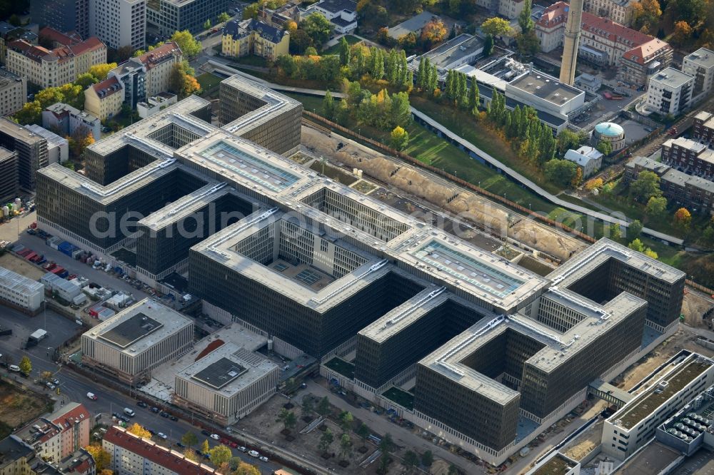 Aerial photograph Berlin - View of the construction site to the new BND headquarters at Chausseestrass in the district Mitte. The Federal Intelligence Service (BND) builds on a 10 acre site for about 4,000 employees. It is built according to plans by the Berlin architects offices Kleihues + Kleihues