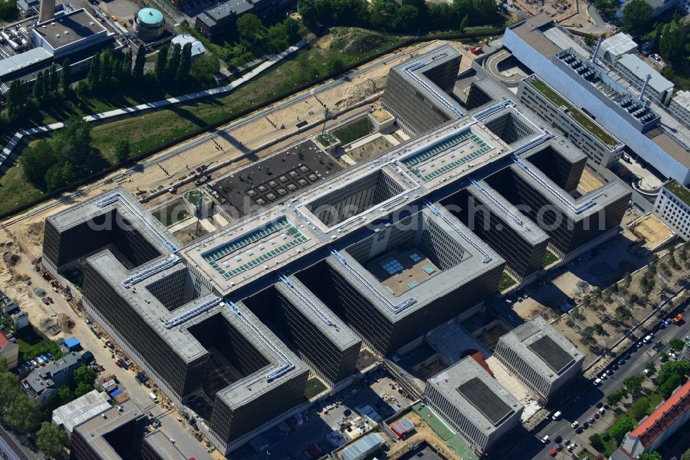 Aerial photograph Berlin - View of the construction site to the new BND headquarters at Chausseestrass in the district Mitte. The Federal Intelligence Service (BND) builds on a 10 acre site for about 4,000 employees. It is built according to plans by the Berlin architects offices Kleihues + Kleihues