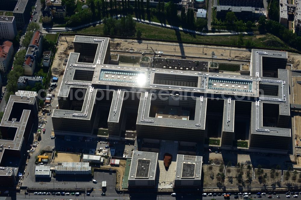 Berlin from the bird's eye view: View of the construction site to the new BND headquarters at Chausseestrass in the district Mitte. The Federal Intelligence Service (BND) builds on a 10 acre site for about 4,000 employees. It is built according to plans by the Berlin architects offices Kleihues + Kleihues