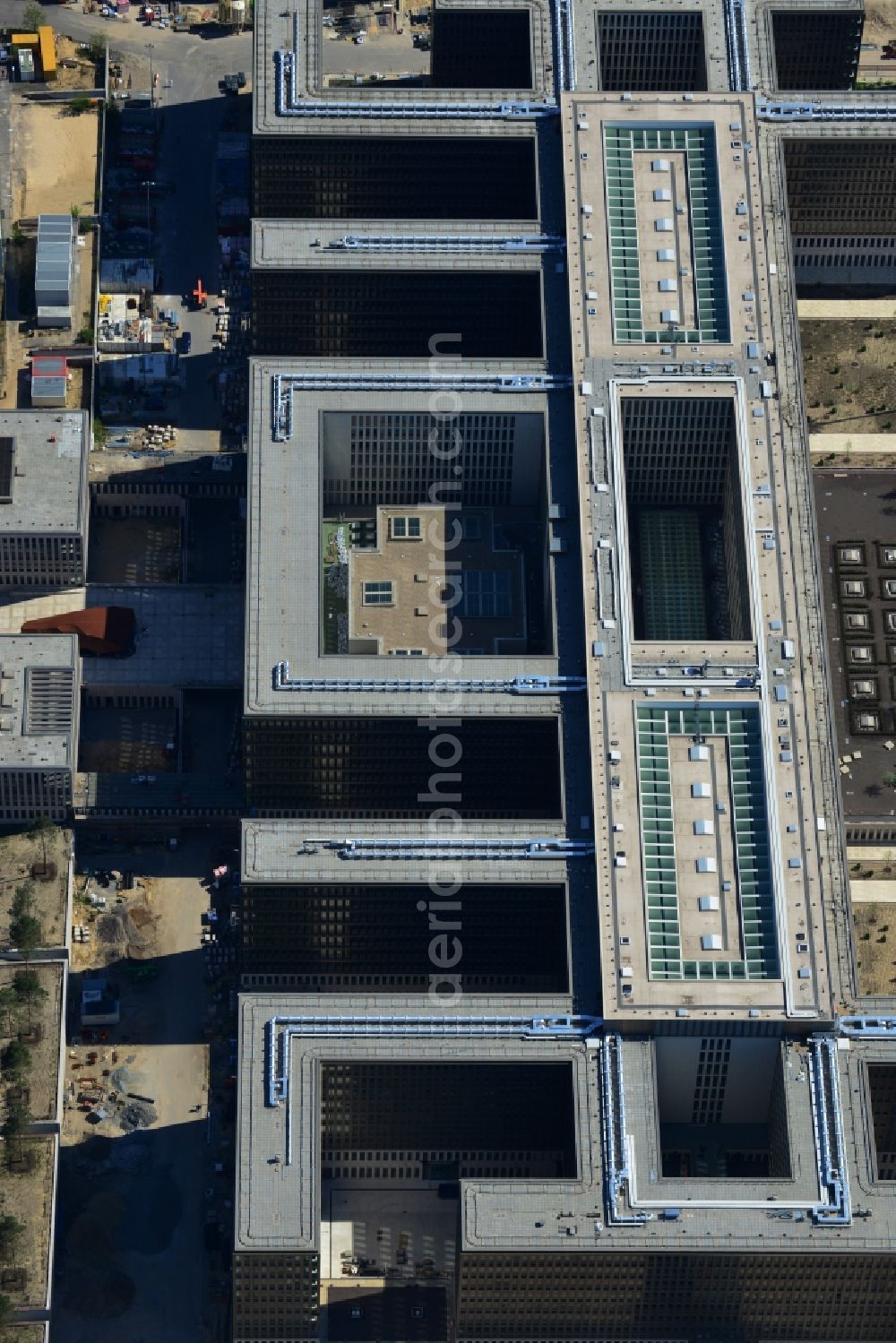 Aerial photograph Berlin - View of the construction site to the new BND headquarters at Chausseestrass in the district Mitte. The Federal Intelligence Service (BND) builds on a 10 acre site for about 4,000 employees. It is built according to plans by the Berlin architects offices Kleihues + Kleihues