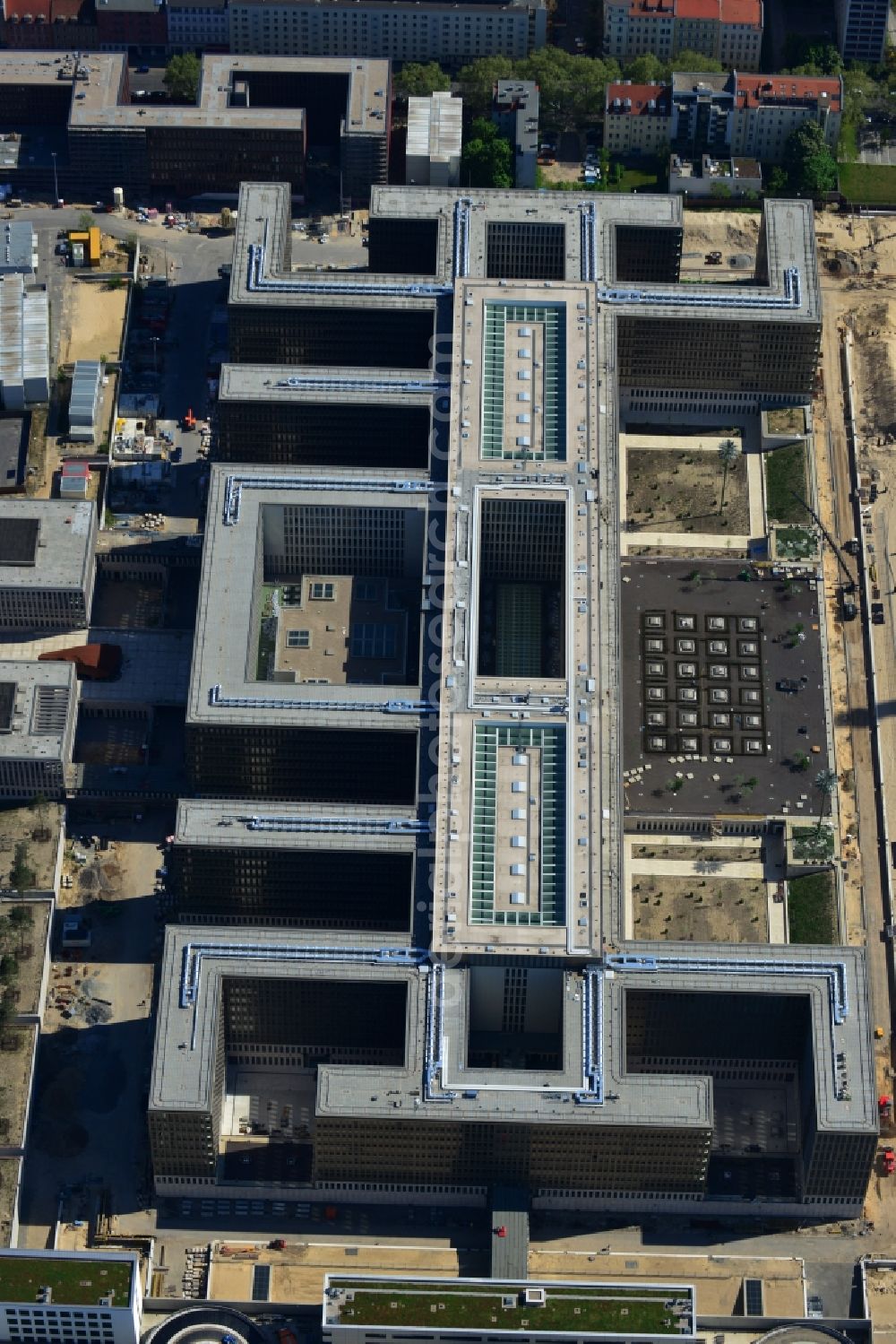 Berlin from the bird's eye view: View of the construction site to the new BND headquarters at Chausseestrass in the district Mitte. The Federal Intelligence Service (BND) builds on a 10 acre site for about 4,000 employees. It is built according to plans by the Berlin architects offices Kleihues + Kleihues