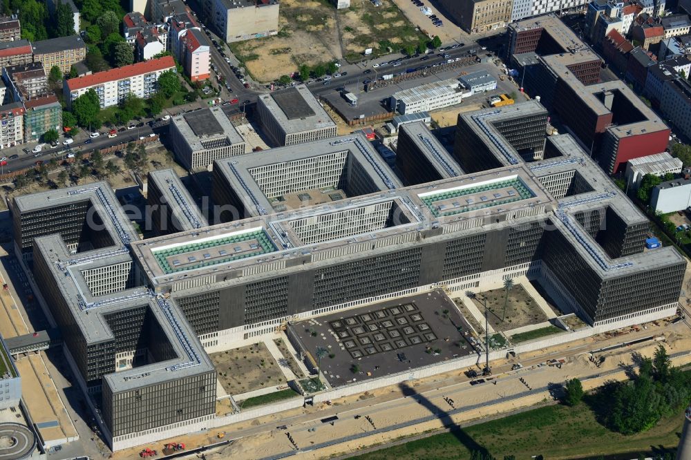 Aerial photograph Berlin - View of the construction site to the new BND headquarters at Chausseestrass in the district Mitte. The Federal Intelligence Service (BND) builds on a 10 acre site for about 4,000 employees. It is built according to plans by the Berlin architects offices Kleihues + Kleihues