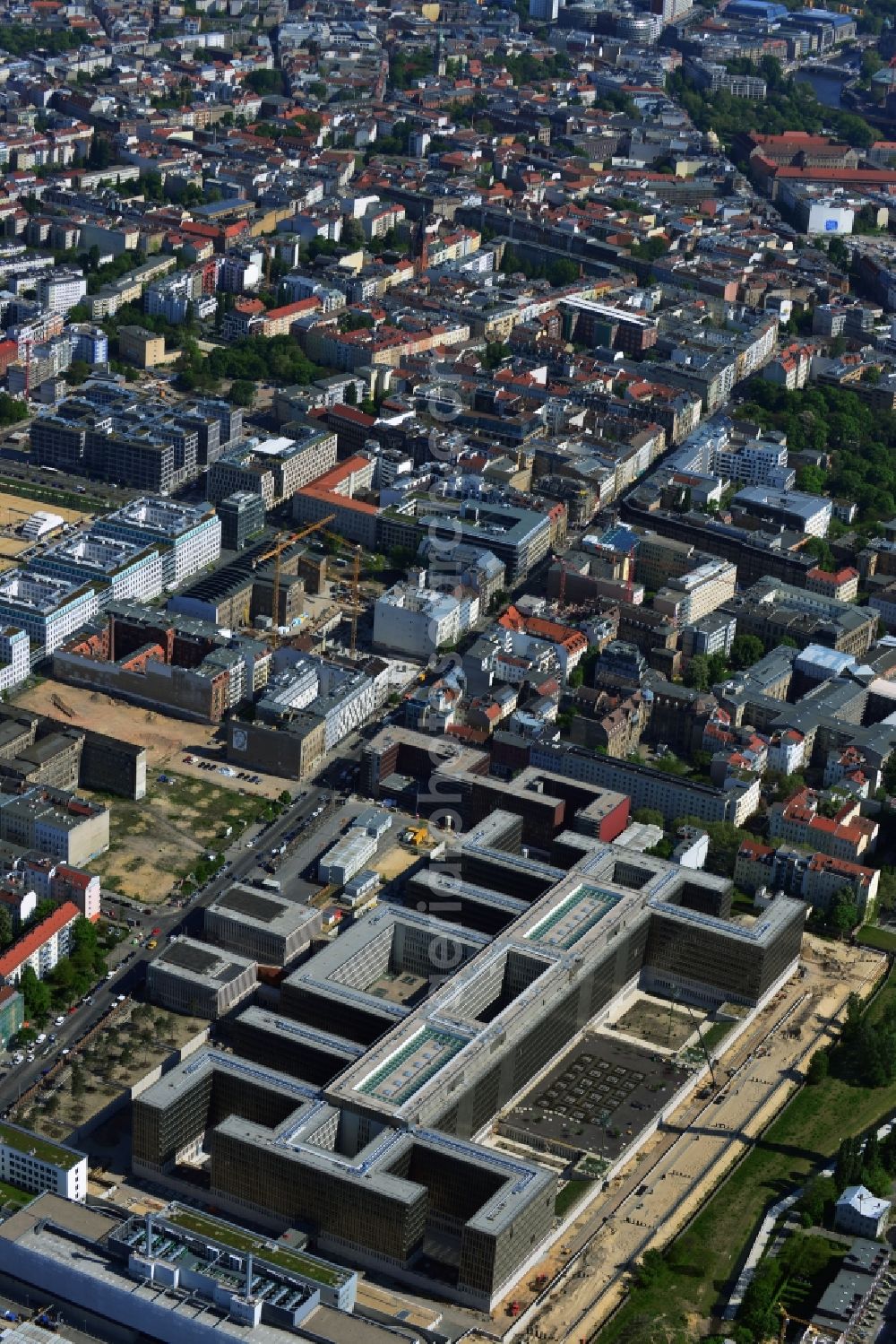 Aerial image Berlin - View of the construction site to the new BND headquarters at Chausseestrass in the district Mitte. The Federal Intelligence Service (BND) builds on a 10 acre site for about 4,000 employees. It is built according to plans by the Berlin architects offices Kleihues + Kleihues