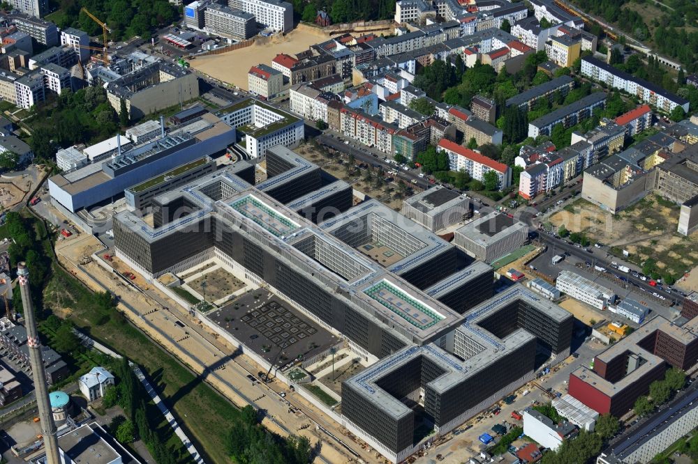 Aerial photograph Berlin - View of the construction site to the new BND headquarters at Chausseestrass in the district Mitte. The Federal Intelligence Service (BND) builds on a 10 acre site for about 4,000 employees. It is built according to plans by the Berlin architects offices Kleihues + Kleihues