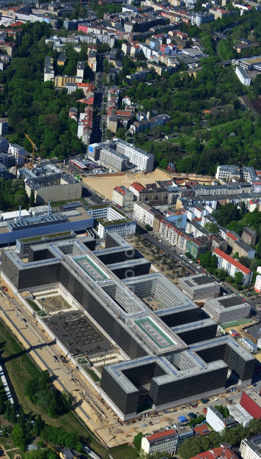 Aerial image Berlin - View of the construction site to the new BND headquarters at Chausseestrass in the district Mitte. The Federal Intelligence Service (BND) builds on a 10 acre site for about 4,000 employees. It is built according to plans by the Berlin architects offices Kleihues + Kleihues