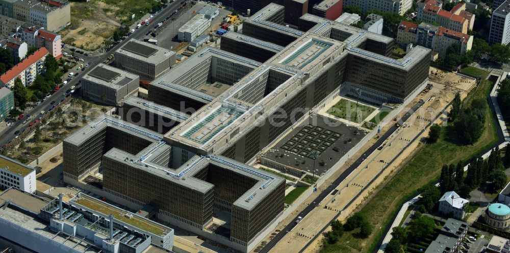 Aerial photograph Berlin - View of the construction site to the new BND headquarters at Chausseestrass in the district Mitte. The Federal Intelligence Service (BND) builds on a 10 acre site for about 4,000 employees. It is built according to plans by the Berlin architects offices Kleihues Kleihues