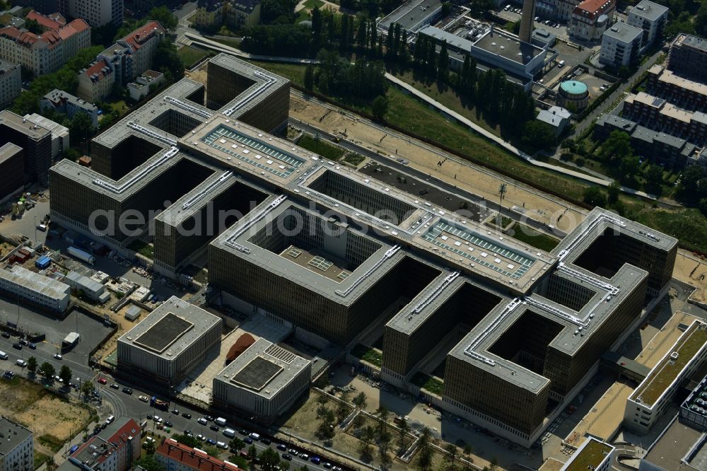 Aerial photograph Berlin - View of the construction site to the new BND headquarters at Chausseestrass in the district Mitte. The Federal Intelligence Service (BND) builds on a 10 acre site for about 4,000 employees. It is built according to plans by the Berlin architects offices Kleihues Kleihues