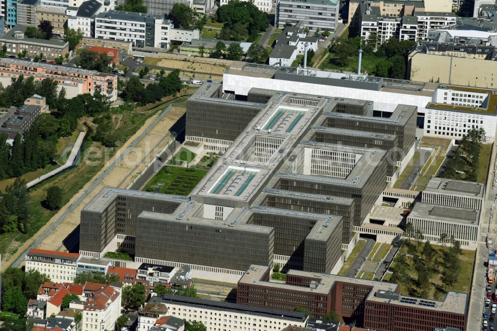 Aerial photograph Berlin - Construction of BND headquarters on Chausseestrasse in the Mitte district of the capital Berlin. The Federal Intelligence Service (BND) built according to plans by the Berlin architectural firm Kleihues offices in the capital its new headquarters