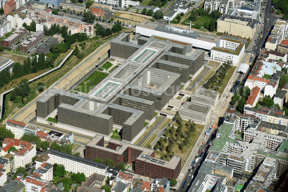 Aerial photograph Berlin - Construction of BND headquarters on Chausseestrasse in the Mitte district of the capital Berlin. The Federal Intelligence Service (BND) built according to plans by the Berlin architectural firm Kleihues offices in the capital its new headquarters