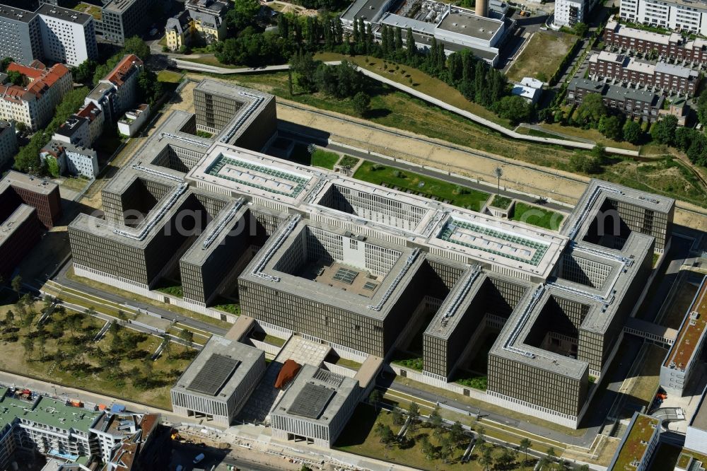 Aerial photograph Berlin - Construction of BND headquarters on Chausseestrasse in the Mitte district of the capital Berlin. The Federal Intelligence Service (BND) built according to plans by the Berlin architectural firm Kleihues offices in the capital its new headquarters