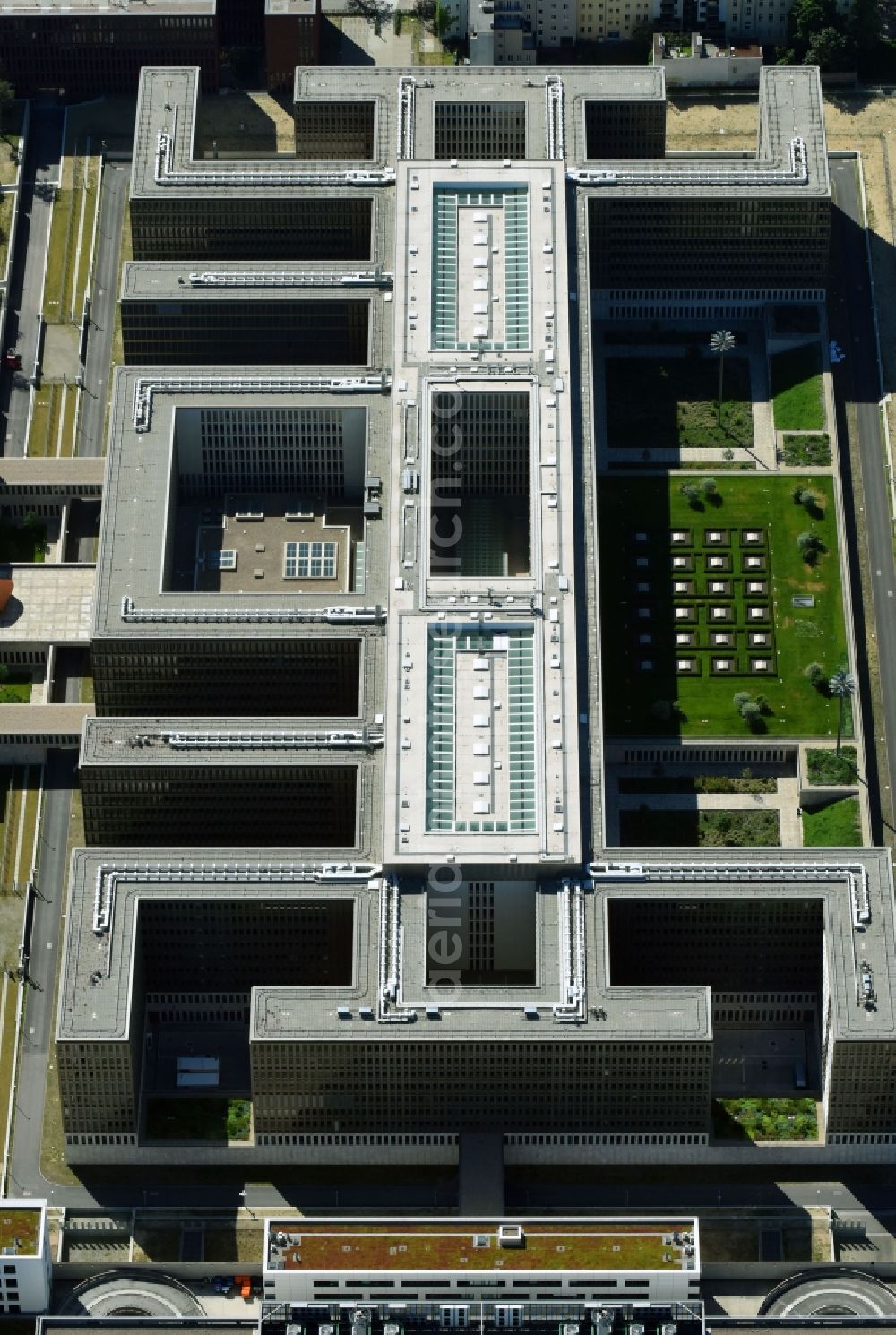 Aerial photograph Berlin - Construction of BND headquarters on Chausseestrasse in the Mitte district of the capital Berlin. The Federal Intelligence Service (BND) built according to plans by the Berlin architectural firm Kleihues offices in the capital its new headquarters