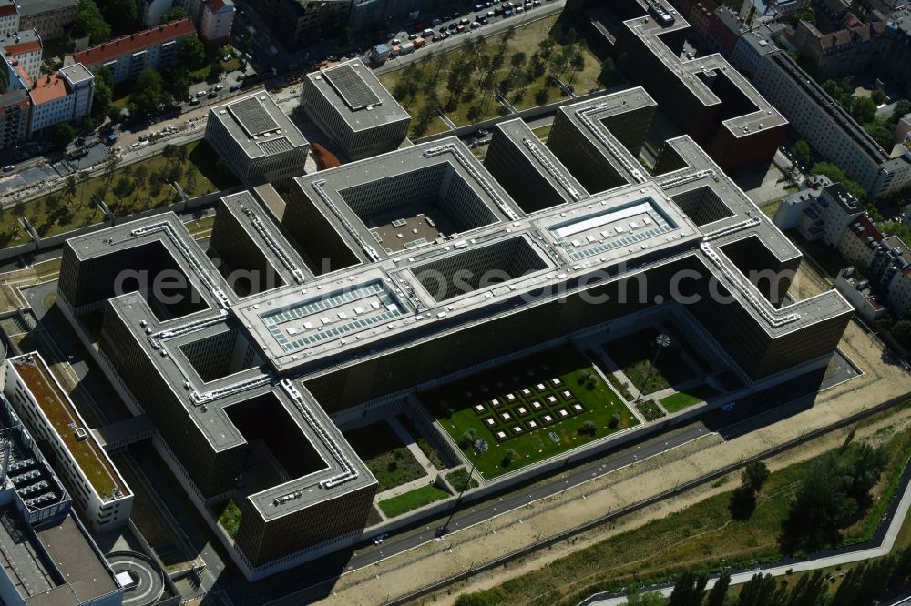 Aerial photograph Berlin - Construction of BND headquarters on Chausseestrasse in the Mitte district of the capital Berlin. The Federal Intelligence Service (BND) built according to plans by the Berlin architectural firm Kleihues offices in the capital its new headquarters