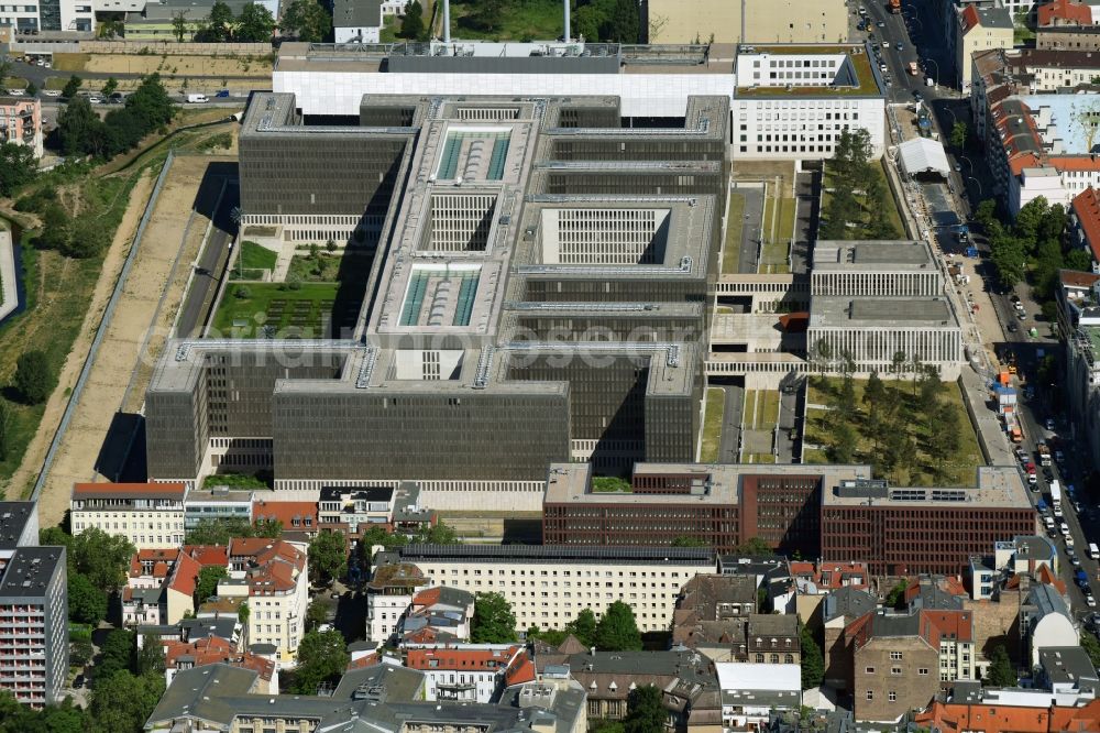 Aerial photograph Berlin - Construction of BND headquarters on Chausseestrasse in the Mitte district of the capital Berlin. The Federal Intelligence Service (BND) built according to plans by the Berlin architectural firm Kleihues offices in the capital its new headquarters