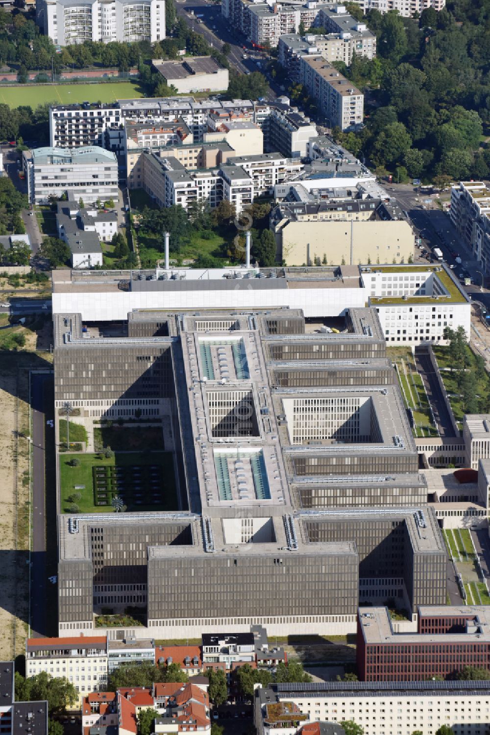 Aerial photograph Berlin - Construction of BND headquarters on Chausseestrasse in the Mitte district of the capital Berlin. The Federal Intelligence Service (BND) built according to plans by the Berlin architectural firm Kleihues offices in the capital its new headquarters