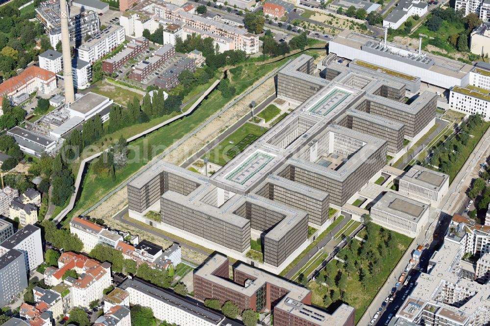 Aerial photograph Berlin - Construction of BND headquarters on Chausseestrasse in the Mitte district of the capital Berlin. The Federal Intelligence Service (BND) built according to plans by the Berlin architectural firm Kleihues offices in the capital its new headquarters