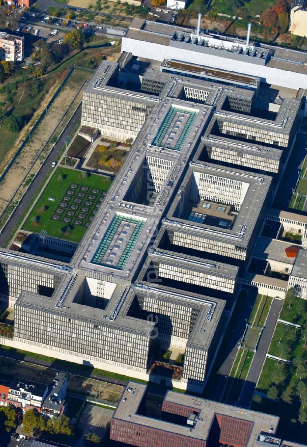 Berlin from the bird's eye view: Construction of BND headquarters on Chausseestrasse in the Mitte district of the capital Berlin. The Federal Intelligence Service (BND) built according to plans by the Berlin architectural firm Kleihues offices in the capital its new headquarters