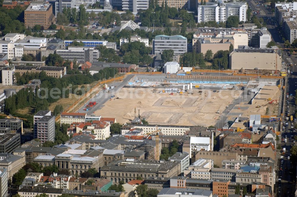 Aerial photograph Berlin - Construction of BND headquarters on Chausseestrasse in the Mitte district of the capital Berlin. The Federal Intelligence Service (BND) built according to plans by the Berlin architectural firm Kleihues offices in the capital its new headquarters