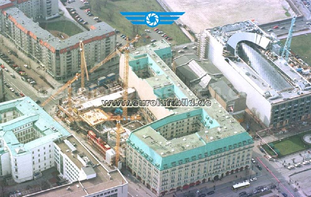 Berlin from the bird's eye view: Neubau der britischen Botschaft hinter dem Hotel Adlon am Brandenburger Tor in Berlin - Mitte.