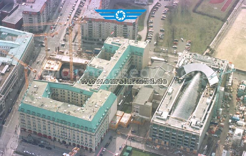 Aerial image Berlin - Neubau der britischen Botschaft hinter dem Hotel Adlon am Brandenburger Tor in Berlin - Mitte.