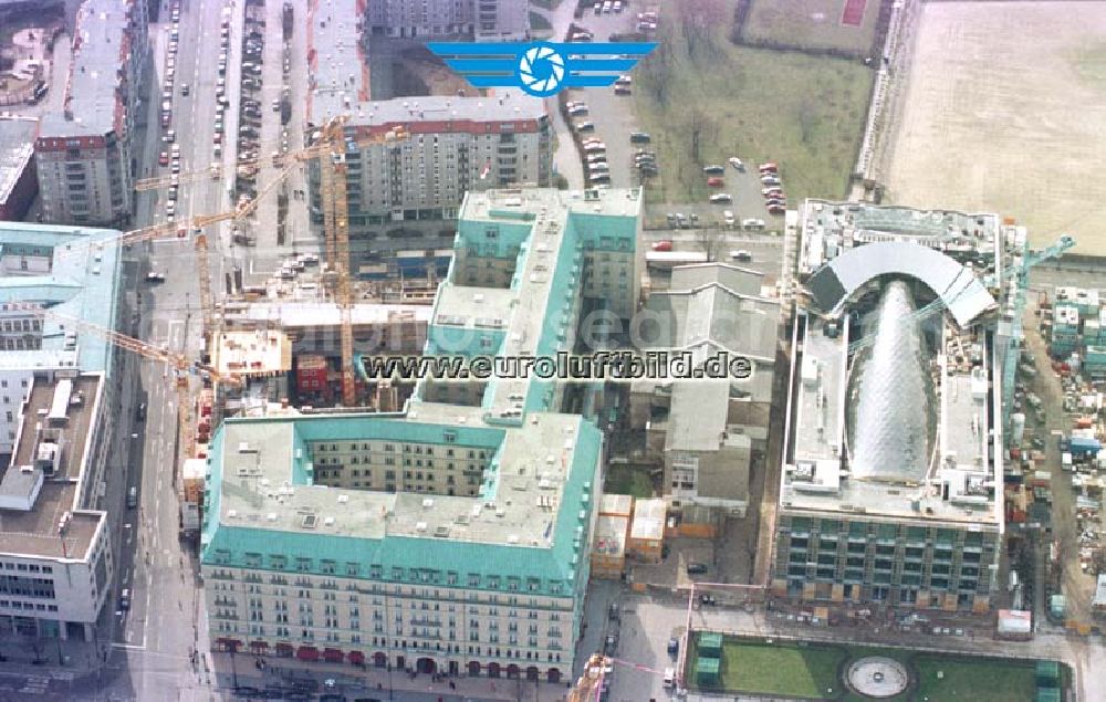 Aerial photograph Berlin - Neubau der britischen Botschaft hinter dem Hotel Adlon am Brandenburger Tor in Berlin - Mitte.