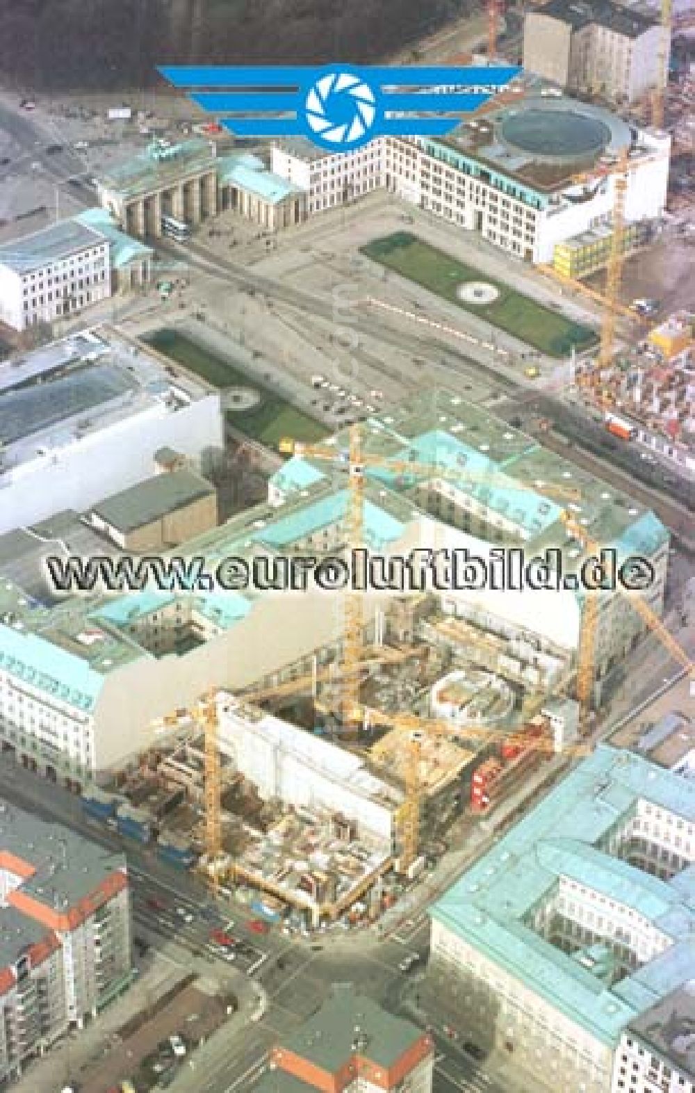 Aerial photograph Berlin - Neubau der britischen Botschaft hinter dem Hotel Adlon am Brandenburger Tor in Berlin - Mitte..