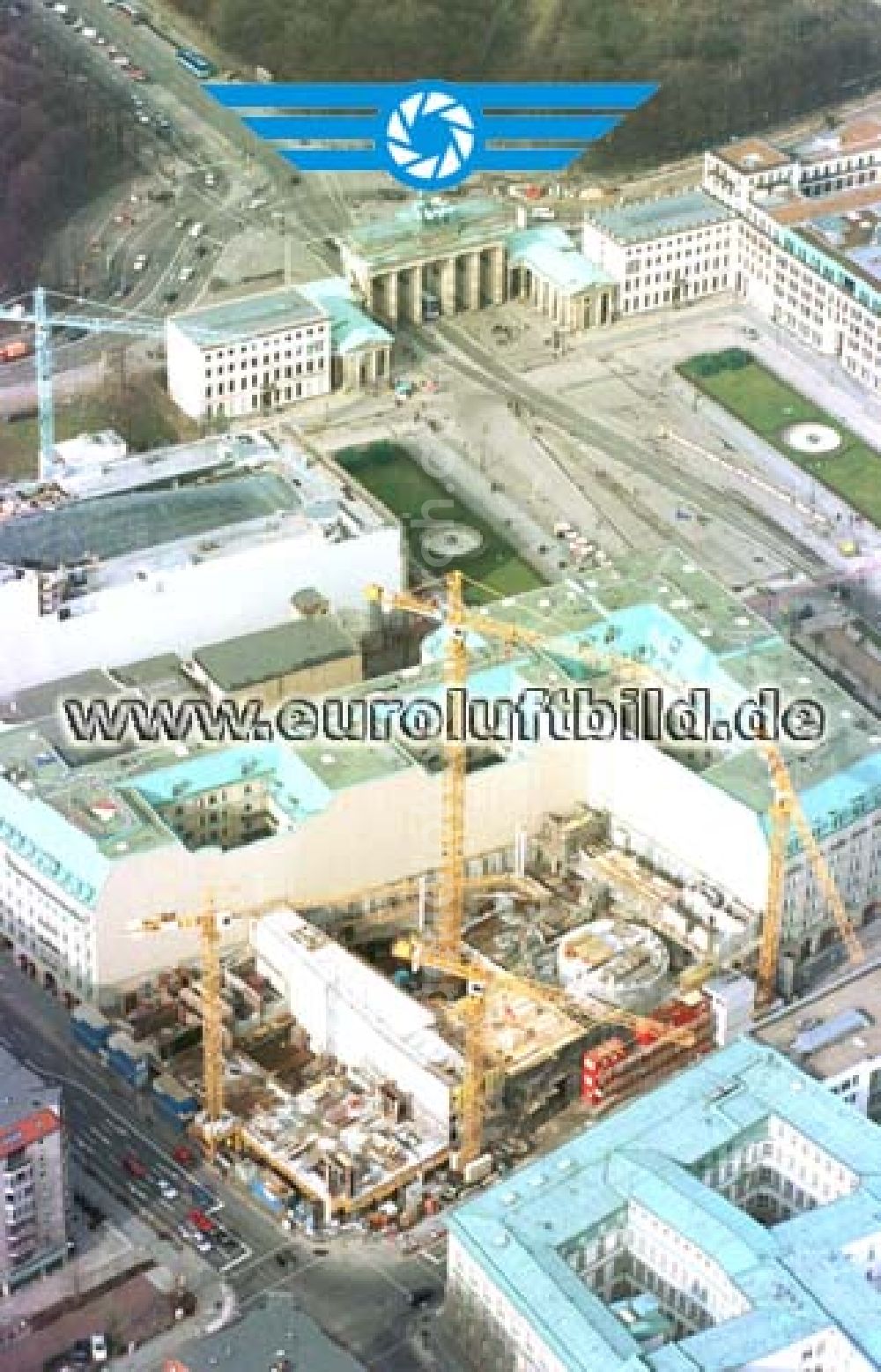 Berlin from above - Neubau der britischen Botschaft hinter dem Hotel Adlon am Brandenburger Tor in Berlin - Mitte.