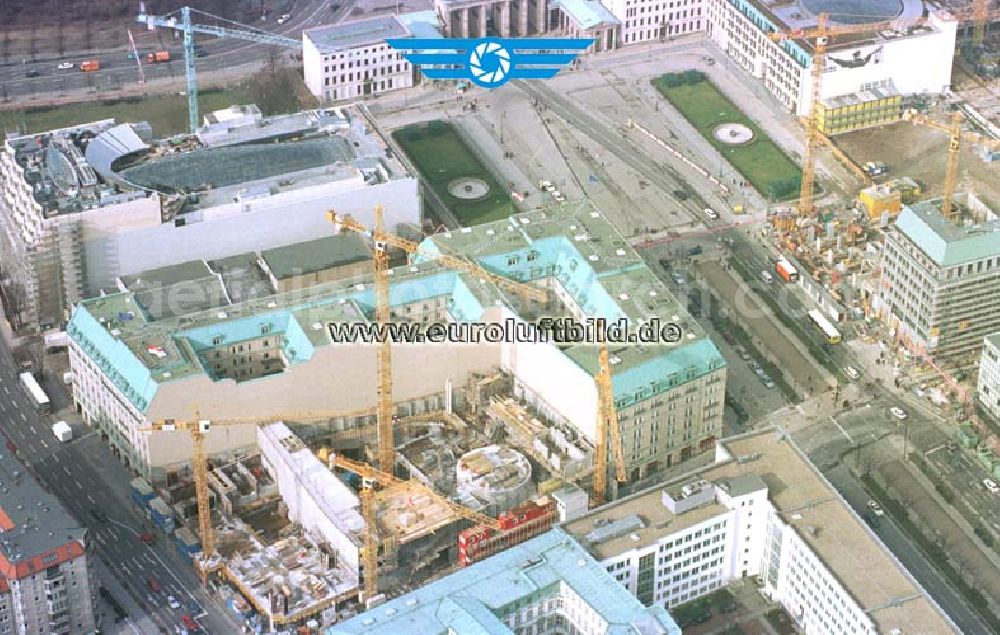 Berlin from the bird's eye view: Neubau der britischen Botschaft hinter dem Hotel Adlon am Brandenburger Tor in Berlin - Mitte.