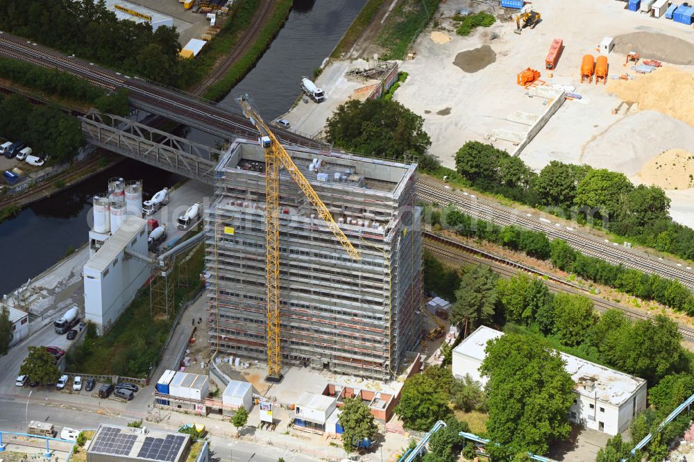 Berlin from the bird's eye view: Construction site to build a new office and commercial building N9 Hohe Neun on street Neukoellnische Allee in the district Neukoelln in Berlin, Germany