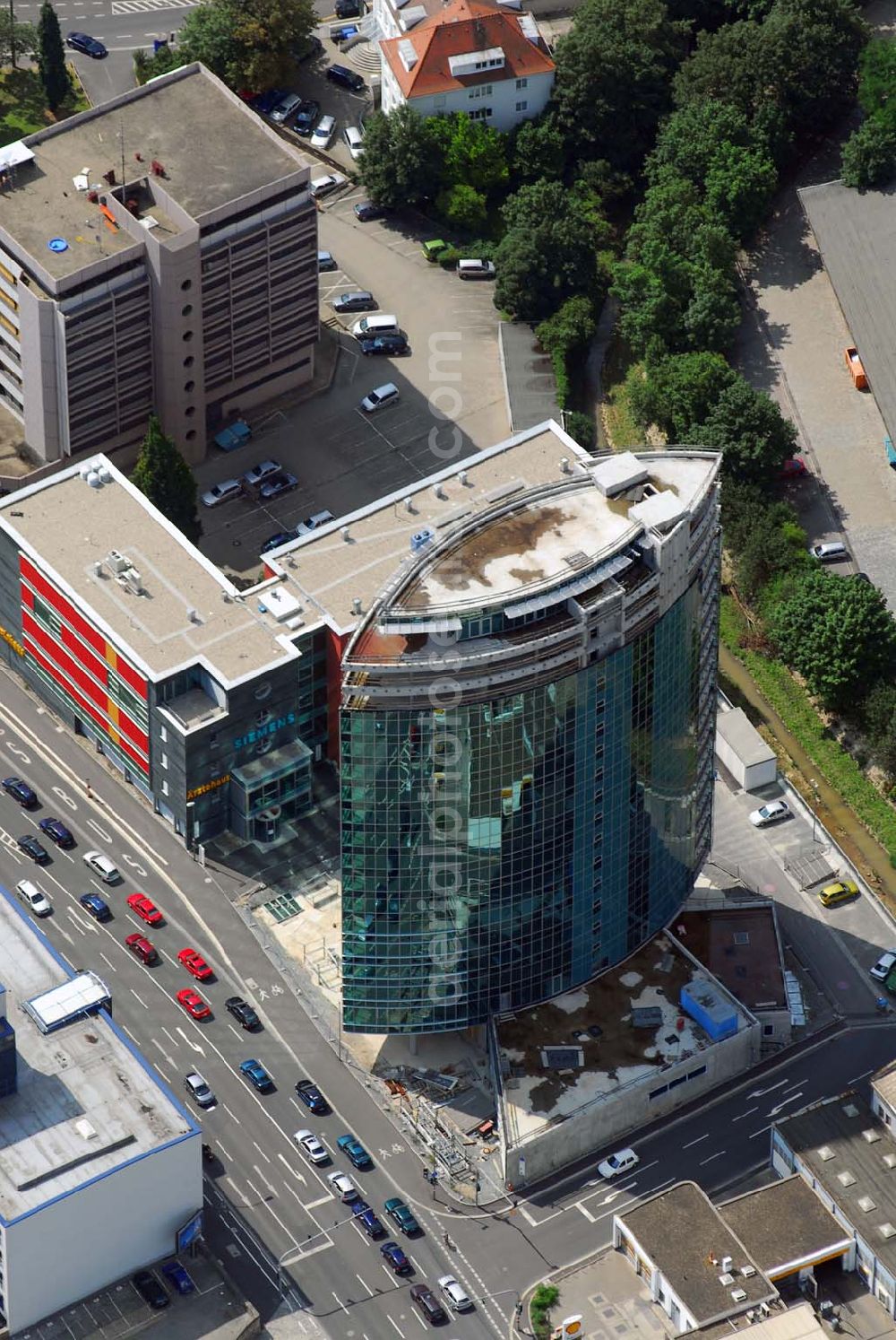 Aerial image Würzburg - Blick auf den Neubau eines Büro- und Geschäftsgebäudes an der Schweinfurterstraße zwischen der Geschäftsstelle von Siemens und der Shell-Tankstelle.Würzburg 30.06.2006 Blick auf den Neubau eines Büro- und Geschäftsgebäudes an der Schweinfurterstraße zwischen der Geschäftsstelle von Siemens und der Shell-Tankstelle.