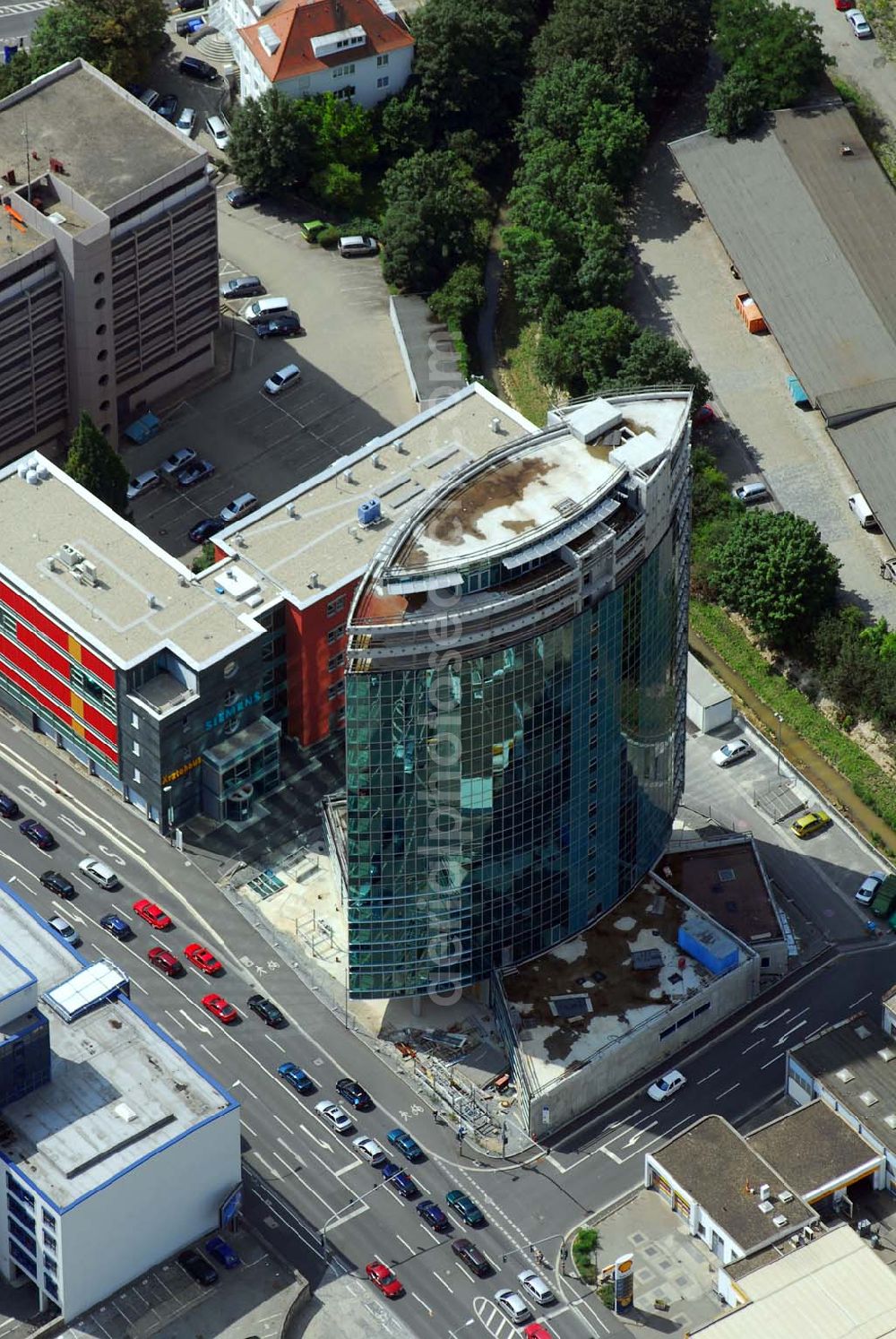 Aerial photograph Würzburg - Blick auf den Neubau eines Büro- und Geschäftsgebäudes an der Schweinfurterstraße zwischen der Geschäftsstelle von Siemens und der Shell-Tankstelle.Würzburg 30.06.2006 Blick auf den Neubau eines Büro- und Geschäftsgebäudes an der Schweinfurterstraße zwischen der Geschäftsstelle von Siemens und der Shell-Tankstelle.