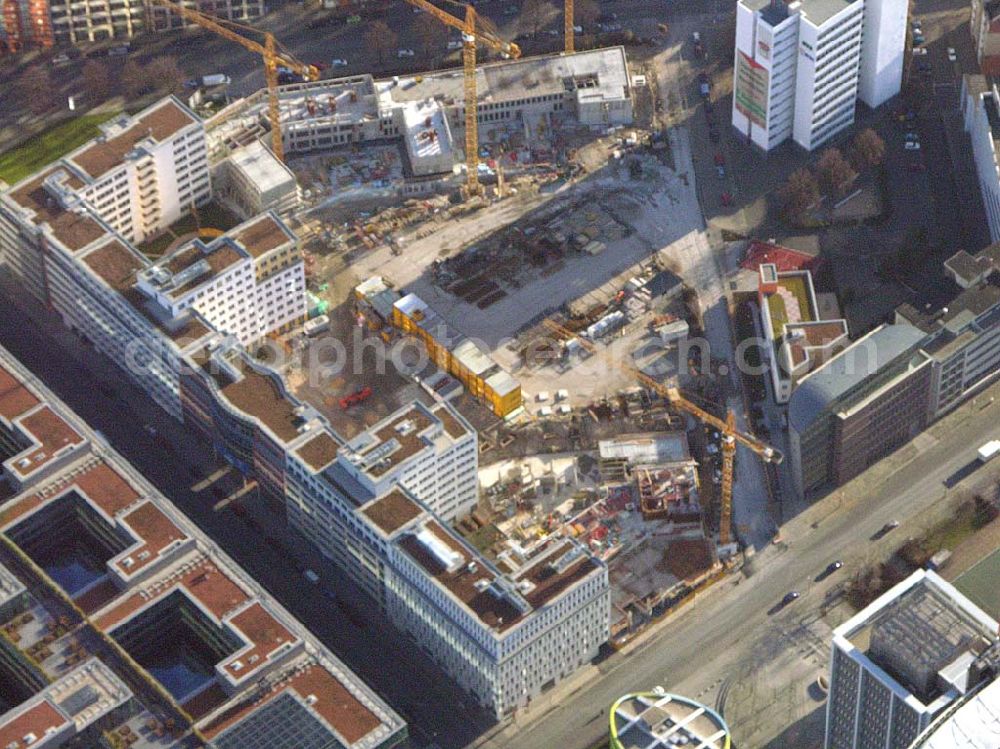 Aerial image Berlin - Kreuzberg - 09.01.2005 Berlin/Neubau eines Büro - und Geschäftshauses an der Axel Spriger Straße in Berlin Kreuzberg