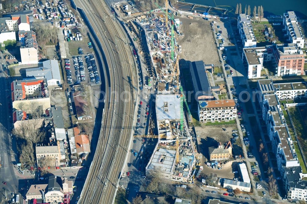 Berlin from the bird's eye view: Construction site to build a new office and commercial building B:HUB on Kynaststrasse - Alt-Stralau in Berlin, Germany