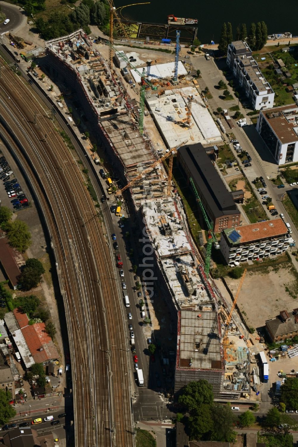 Berlin from the bird's eye view: Construction site to build a new office and commercial building B:HUB on Kynaststrasse - Alt-Stralau in Berlin, Germany