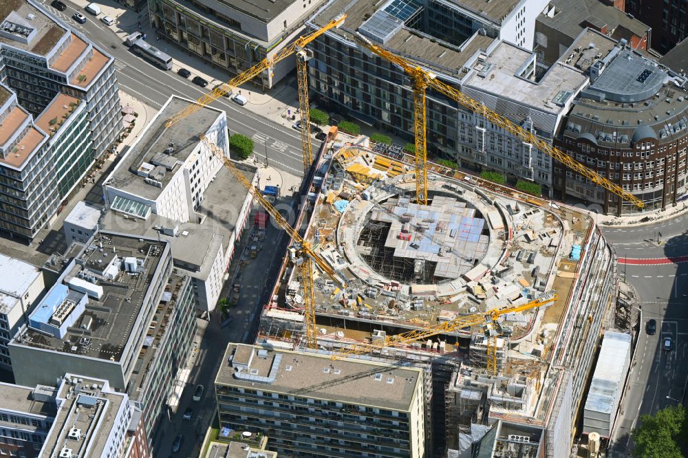 Hamburg from the bird's eye view: Construction site to build a new office and commercial building Dammtorstrasse - corner of Valentinskamp Deutschlandhaus in Hamburg, Germany