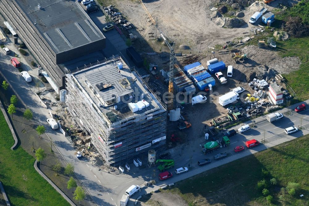 Bremen from the bird's eye view: Construction site to build a new office and commercial building in the development area of Ueberseestadt in Bremen, Germany