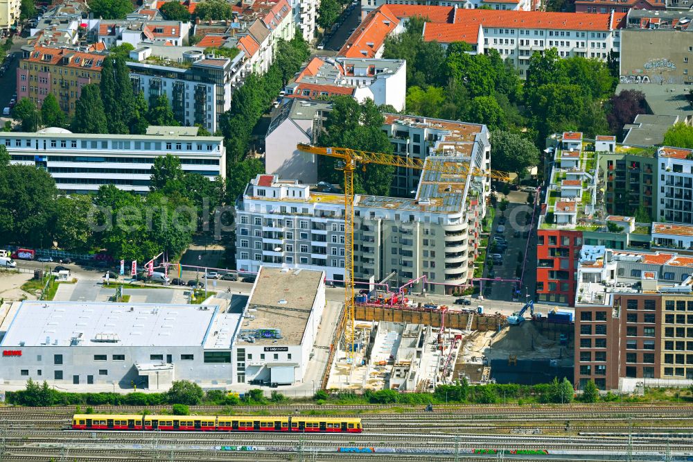 Berlin from the bird's eye view: Construction site to build a new office and commercial building The Frame on street Revaler Strasse in the district Friedrichshain in Berlin, Germany
