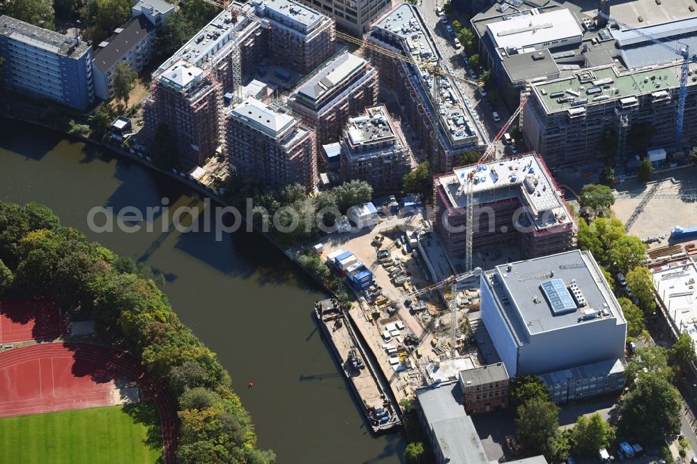 Berlin from the bird's eye view: Construction site to build a new office and commercial building THE KNEE on Gutenbergstrasse - Englische Strasse in Berlin, Germany