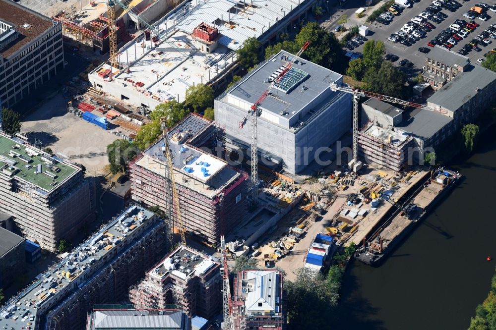 Aerial image Berlin - Construction site to build a new office and commercial building THE KNEE on Gutenbergstrasse - Englische Strasse in Berlin, Germany