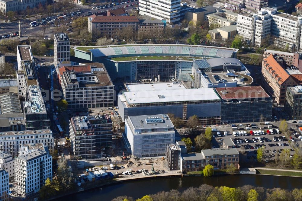 Aerial photograph Berlin - Construction site to build a new office and commercial building THE KNEE on Gutenbergstrasse - Englische Strasse in Berlin, Germany