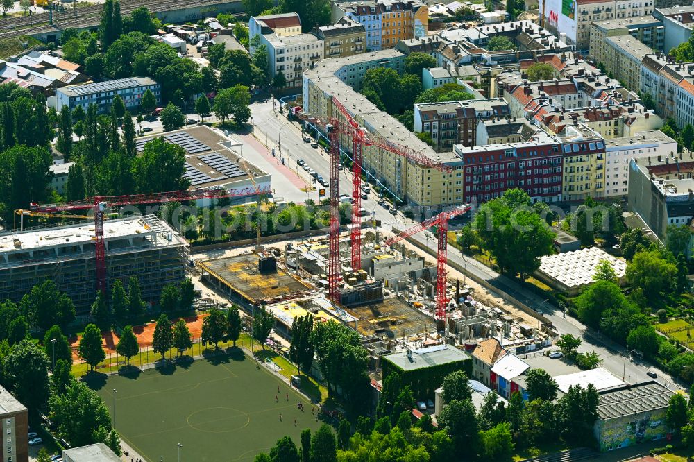 Aerial image Berlin - Construction site to build a new office and commercial building PANDION OFFICEHOME Ostkreuz Campus A on street Boedikerstrasse in the district Friedrichshain in Berlin, Germany