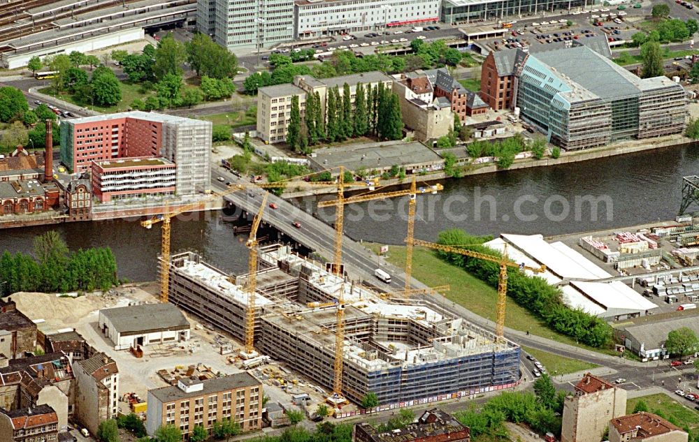 Aerial photograph Berlin - Construction site of office building ver.di Landesbezirk Berlin-Brandenburg on Koepenicker Strasse - Paula-Thiede-Ufer in Berlin, Germany