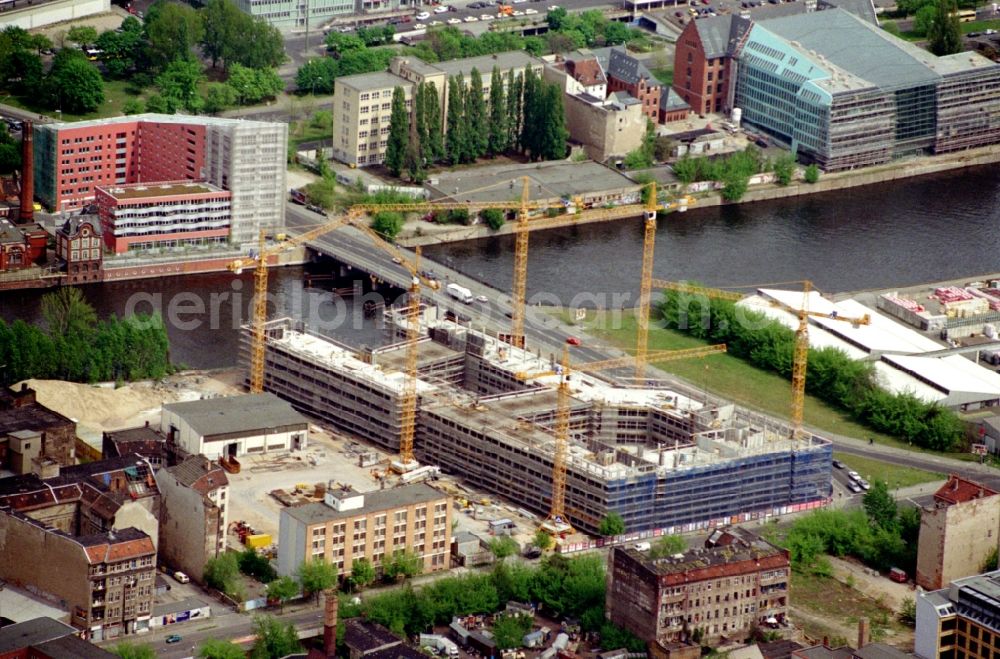 Berlin from the bird's eye view: Construction site of office building ver.di Landesbezirk Berlin-Brandenburg on Koepenicker Strasse - Paula-Thiede-Ufer in Berlin, Germany