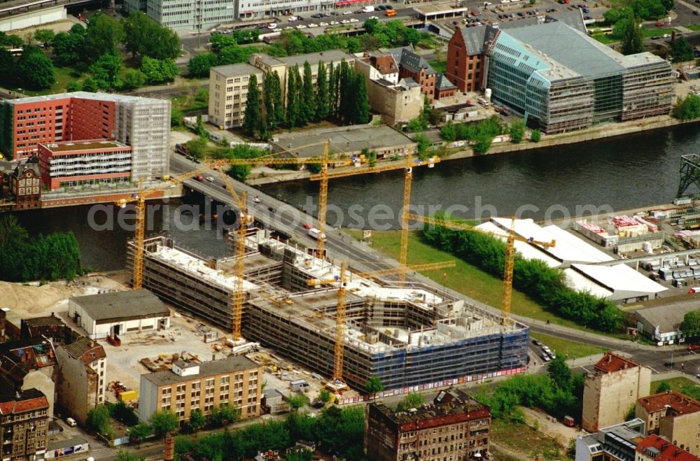 Aerial image Berlin - Construction site of office building ver.di Landesbezirk Berlin-Brandenburg on Koepenicker Strasse - Paula-Thiede-Ufer in Berlin, Germany