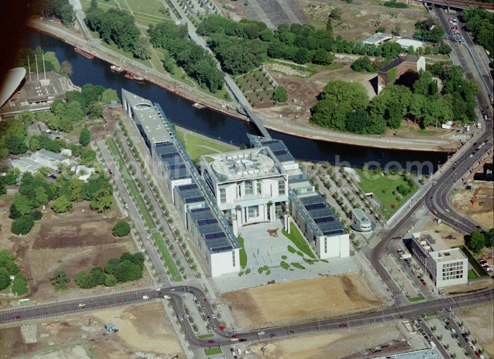 Berlin from above - Neubau des Bundeskanzleramtes auf dem Spreebogen in Berlin - Tiergarten / Mitte.