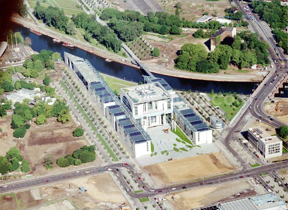 Berlin from the bird's eye view: Neubau des Bundeskanzleramtes auf dem Spreebogen in Berlin - Tiergarten / Mitte.