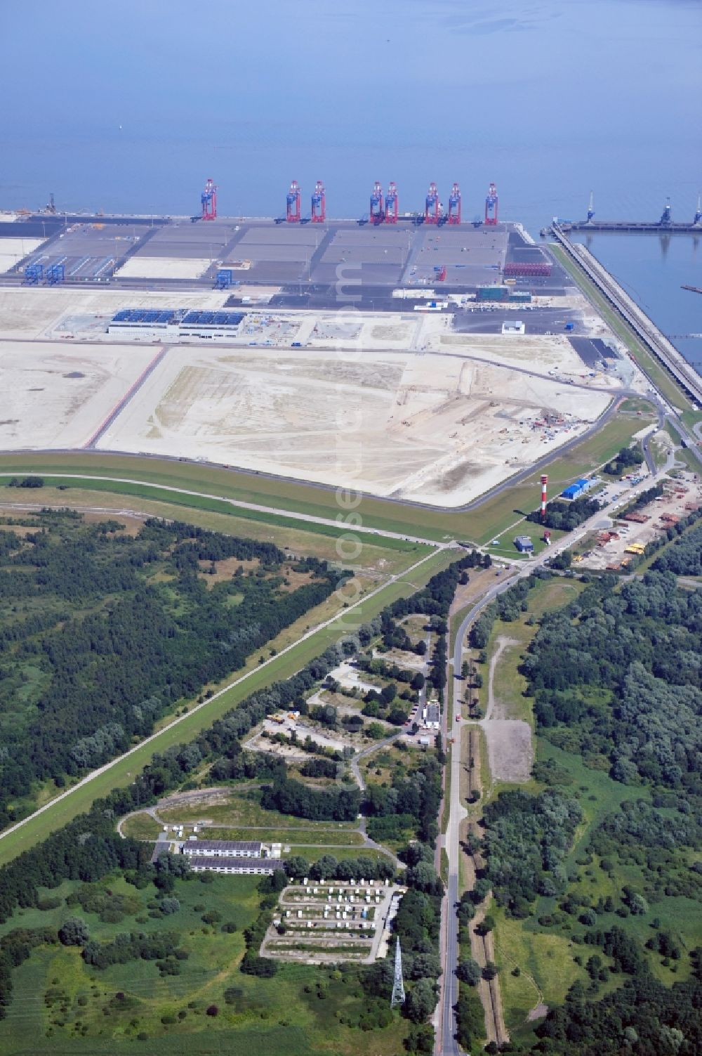 Wilhelmshaven from the bird's eye view: Construction site of Container Terminal in the port of the international port of Jade Weser Port ( JWP ) on the North Sea in Wilhelmshaven in the state Lower Saxony, Germany