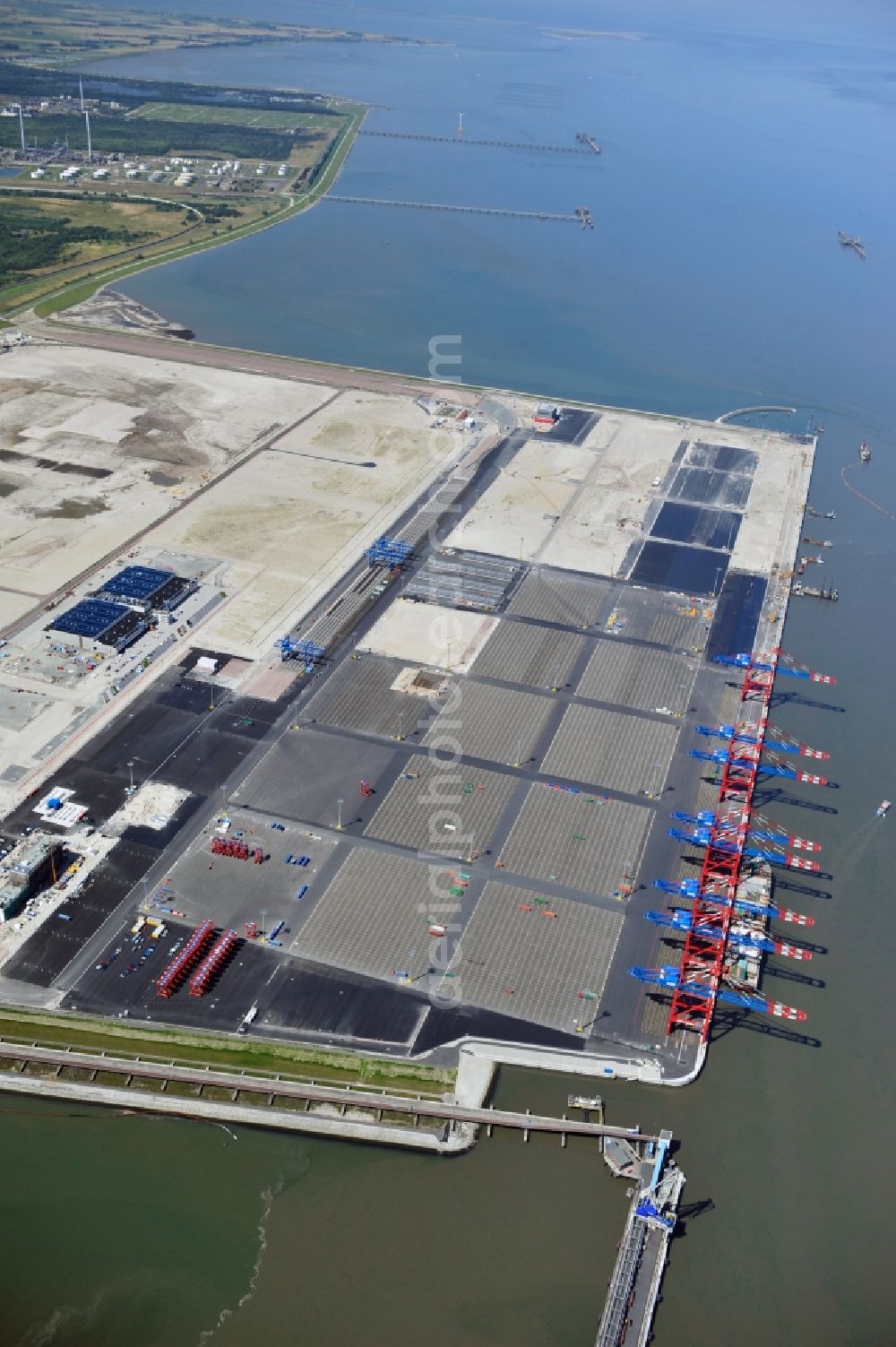 Wilhelmshaven from the bird's eye view: Construction site of Container Terminal in the port of the international port of Jade Weser Port ( JWP ) on the North Sea in Wilhelmshaven in the state Lower Saxony, Germany