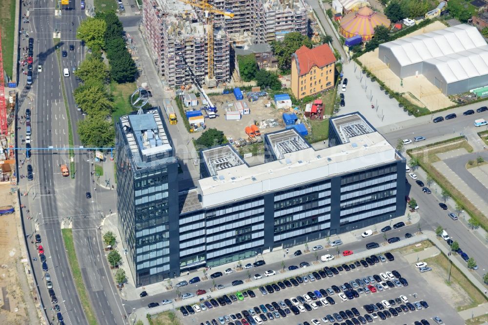 Aerial image Berlin - View the new building of the new german headquarter of Mercedes-Benz Distribution Germany on the site of the project Media Spree in the district Kreuzberg-Friedrichshain in Berlin. Here combines the Mercedes-Benz Distribution Germany the existing Berlin locations in a new property that is planned and built by CA Immo. CA Immo joins the project both as a client as well as an investor. Operating construction enterprise is the company Züblin