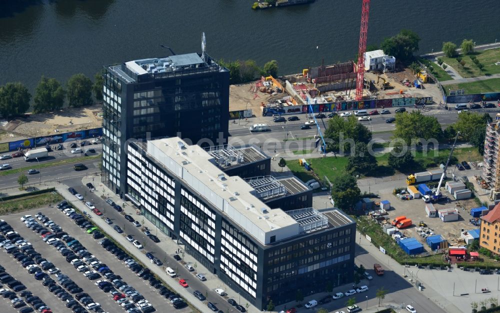 Berlin from above - View the new building of the new german headquarter of Mercedes-Benz Distribution Germany on the site of the project Media Spree in the district Kreuzberg-Friedrichshain in Berlin. Here combines the Mercedes-Benz Distribution Germany the existing Berlin locations in a new property that is planned and built by CA Immo. CA Immo joins the project both as a client as well as an investor. Operating construction enterprise is the company Züblin