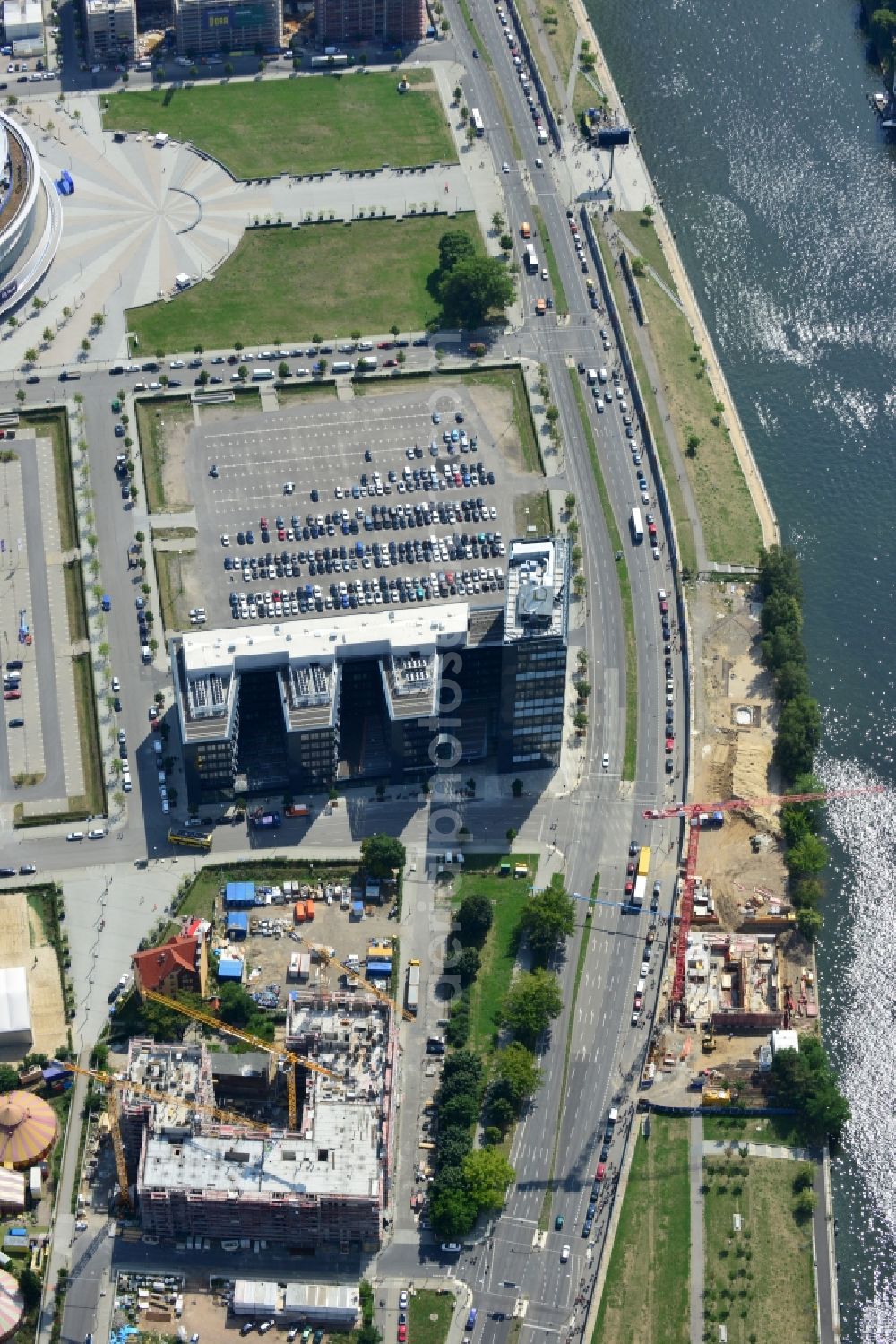 Aerial image Berlin - View the new building of the new german headquarter of Mercedes-Benz Distribution Germany on the site of the project Media Spree in the district Kreuzberg-Friedrichshain in Berlin. Here combines the Mercedes-Benz Distribution Germany the existing Berlin locations in a new property that is planned and built by CA Immo. CA Immo joins the project both as a client as well as an investor. Operating construction enterprise is the company Züblin